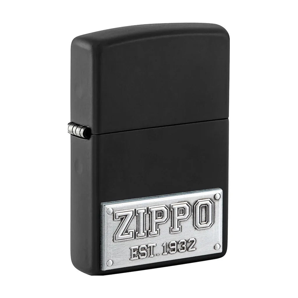 Encendedor Zippo Black Matte License Plate cerrado, negro mate, con placa plateada frontal que muestra «ZIPPO EST. 1932».
