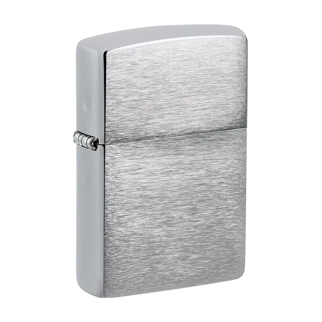 Encendedor Zippo Brushed Chrome cerrado, en vista de tres cuartos, con acabado plateado de líneas horizontales y bisagra lateral visible.
