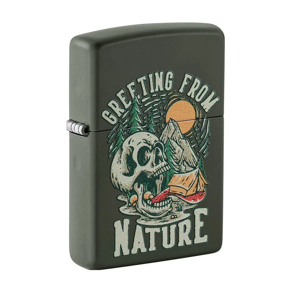 Encendedor Zippo verde mate cerrado, decorado con una calavera, montañas, árboles y una tienda bajo el texto «Greeting from Nature».