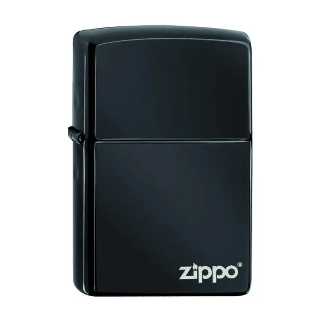 Encendedor Zippo High Polish Black cerrado, de acabado negro brillante, con bisagra lateral y logotipo blanco en la esquina inferior.