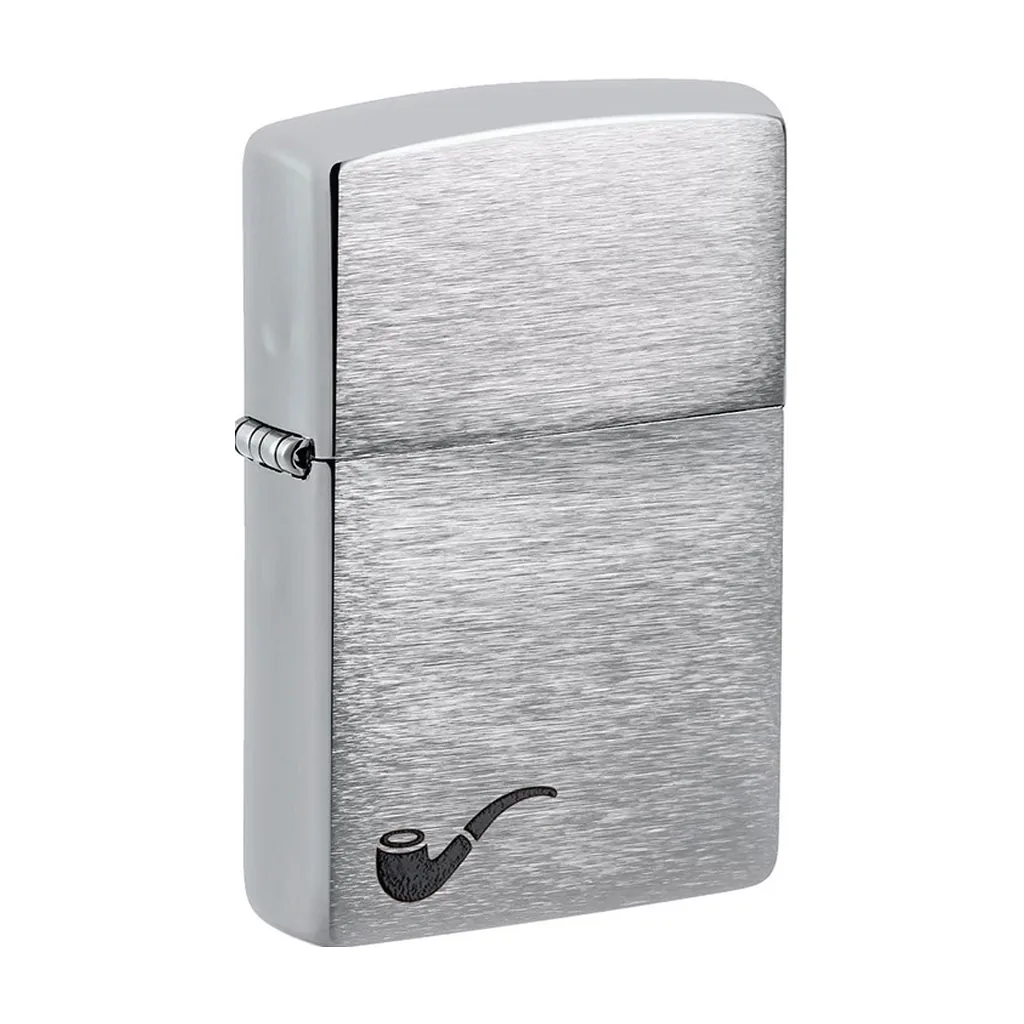 Encendedor Zippo 200 Pipe Chrome cerrado, de acabado plateado cepillado, con bisagra lateral y dibujo negro de una pipa.