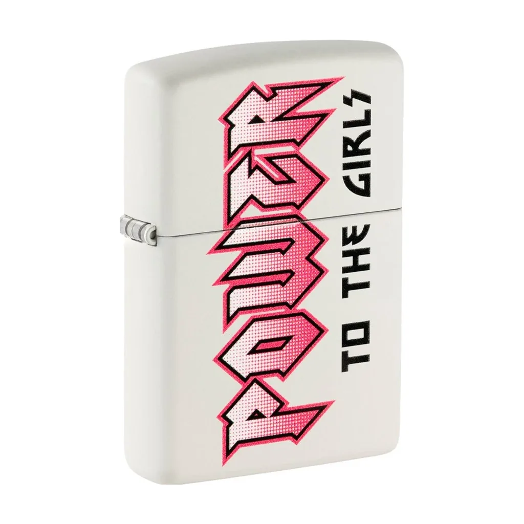 Encendedor Zippo cerrado de color blanco, con letras rosas y negras que forman el mensaje «Power to the Girls».