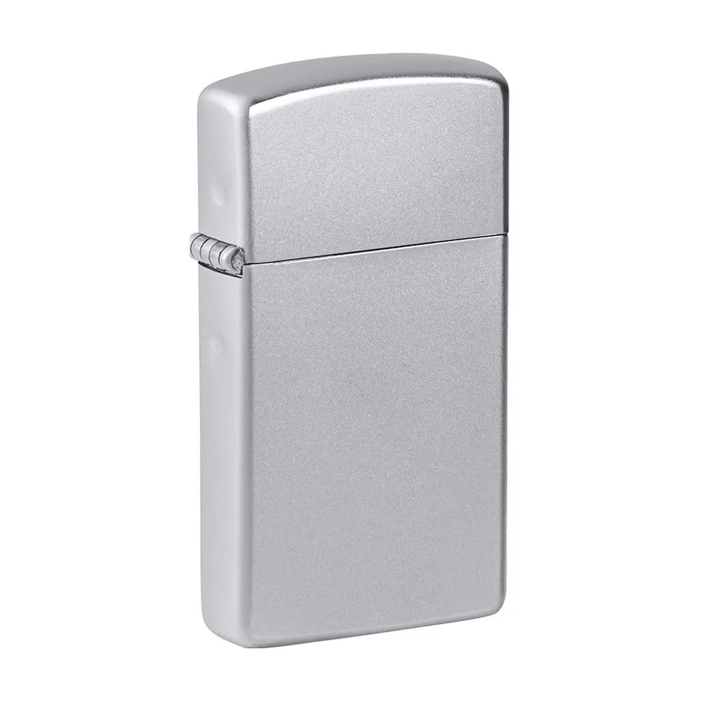 Encendedor Zippo Slim Satin Chrome cerrado, de acabado plateado satinado, con tapa rectangular y bisagra lateral sobre fondo blanco.