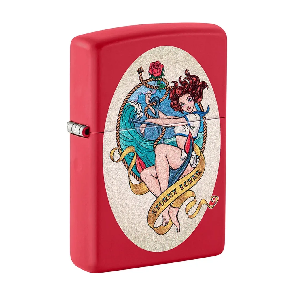 Encendedor Zippo rojo mate cerrado, decorado con una mujer, un ancla, olas y una cinta con el texto «Stormy Lover».