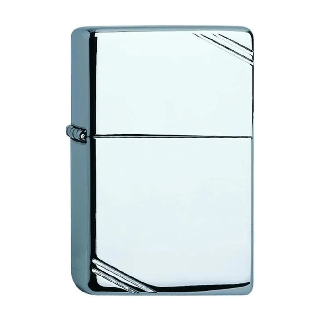 Encendedor Zippo Vintage Chrome High Polish cerrado, de acabado plateado brillante y líneas diagonales grabadas en dos esquinas.