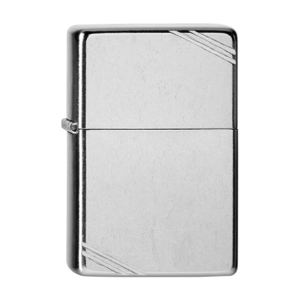 Encendedor Zippo Vintage Street Chrome cerrado, de tono plateado, con líneas diagonales grabadas en dos esquinas opuestas.