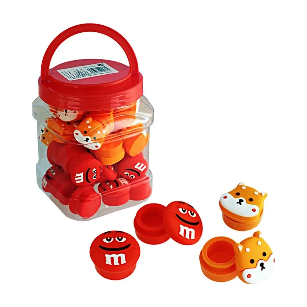 Envase transparente con asa roja y varios botes con tapas de personajes rojos y animales naranjas; algunos aparecen abiertos delante.