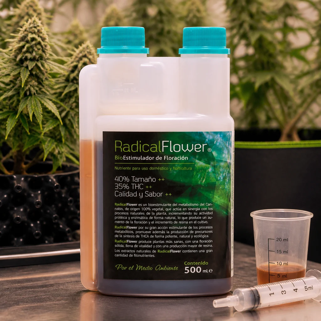 Escena generada de un envase Radical Flower con tapones turquesa, junto a un vaso graduado y una jeringa, con plantas en floración al fondo.