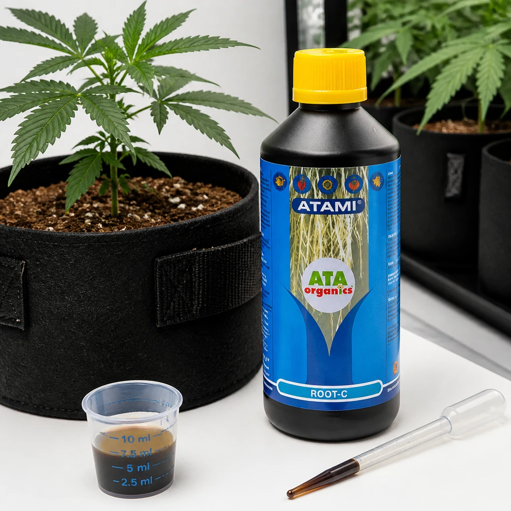 Botella de Root-C de Atami con tapón amarillo y etiqueta azul, junto a una planta en maceta, un vaso graduado con líquido y una pipeta.
