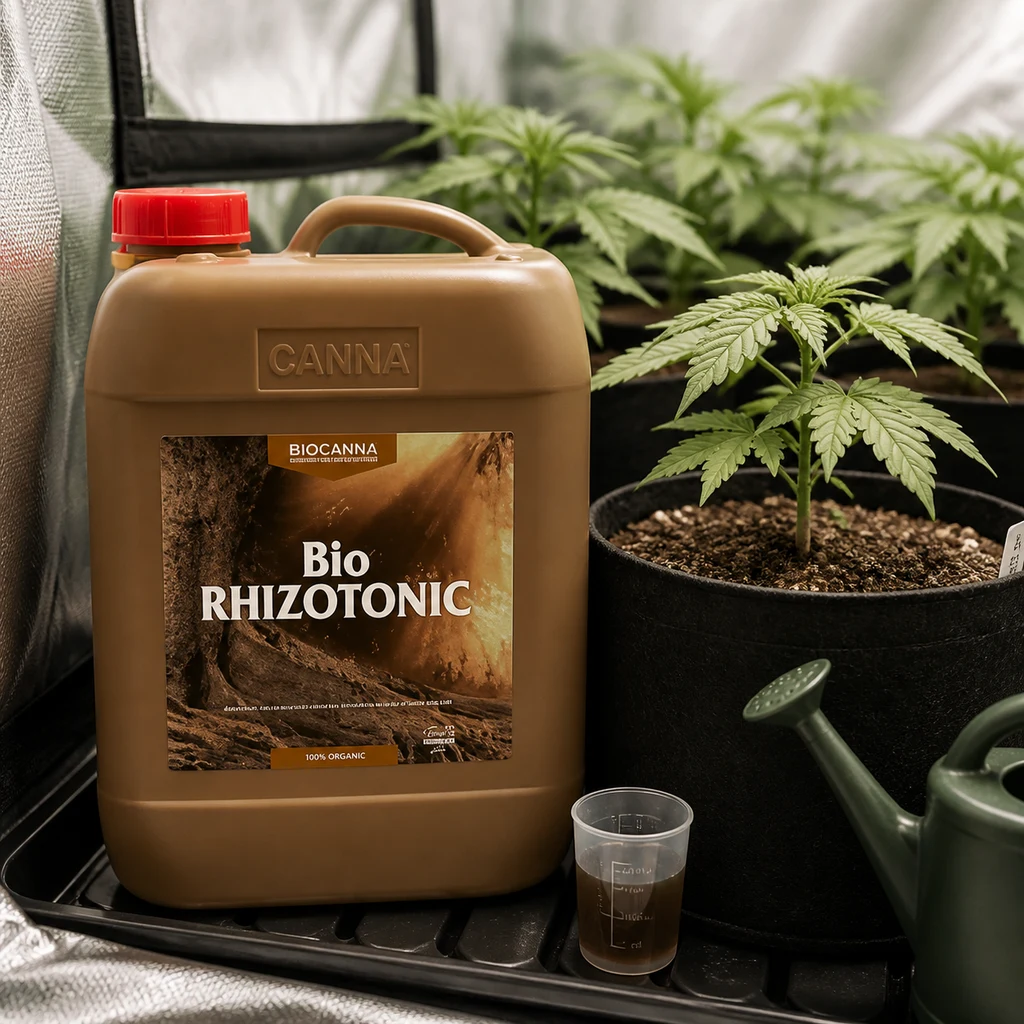 Garrafa de Bio Rhizotonic de Biocanna junto a una planta en maceta, un vaso dosificador y una regadera en un armario de cultivo. Garrafa de Bio Rhizotonic de Biocanna junto a una planta en maceta, un vaso dosificador y una regadera en un armario de cultivo.