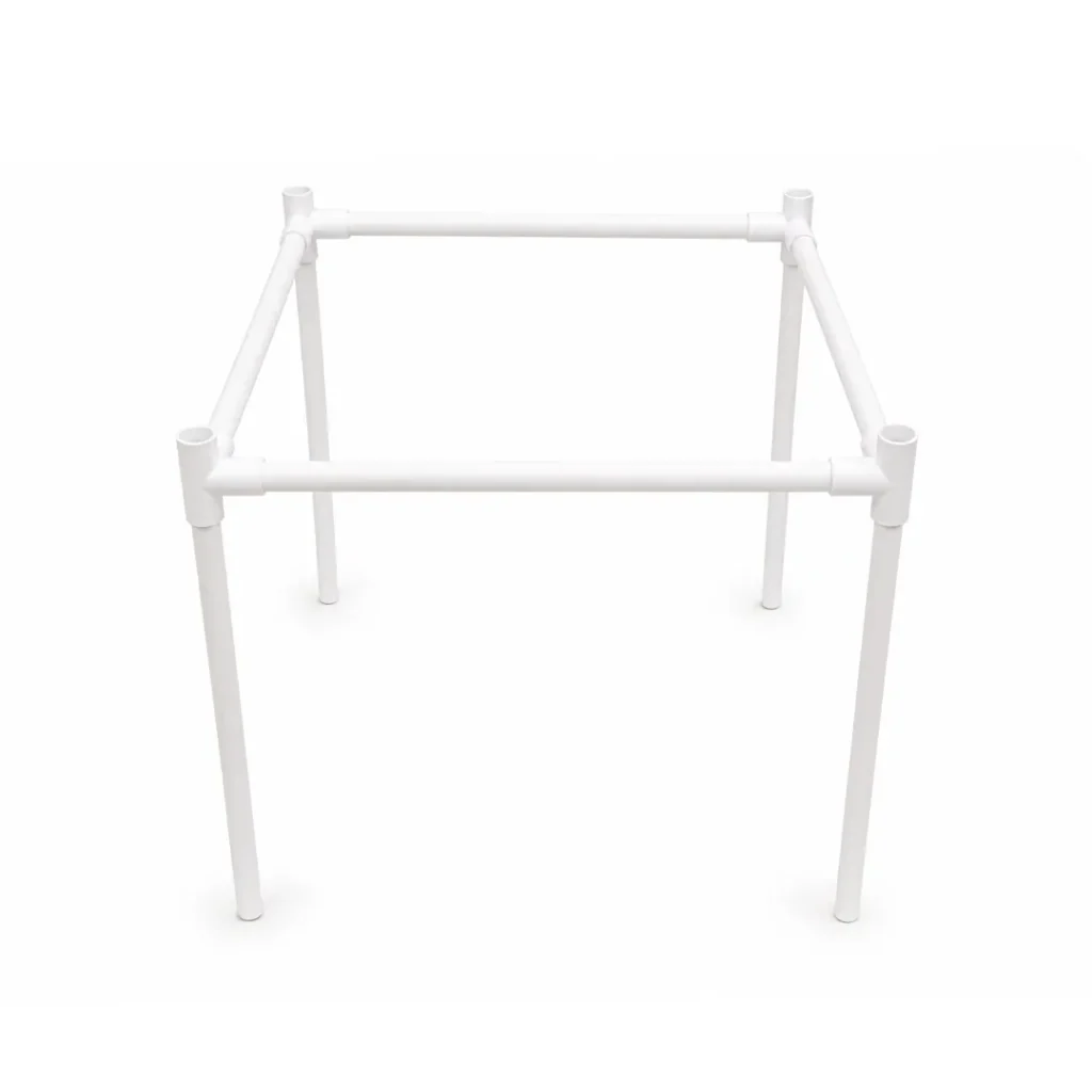 Estructura blanca XYZ HoldNet Neptune con marco cuadrado de tubos y patas verticales, vista en perspectiva sobre fondo blanco.