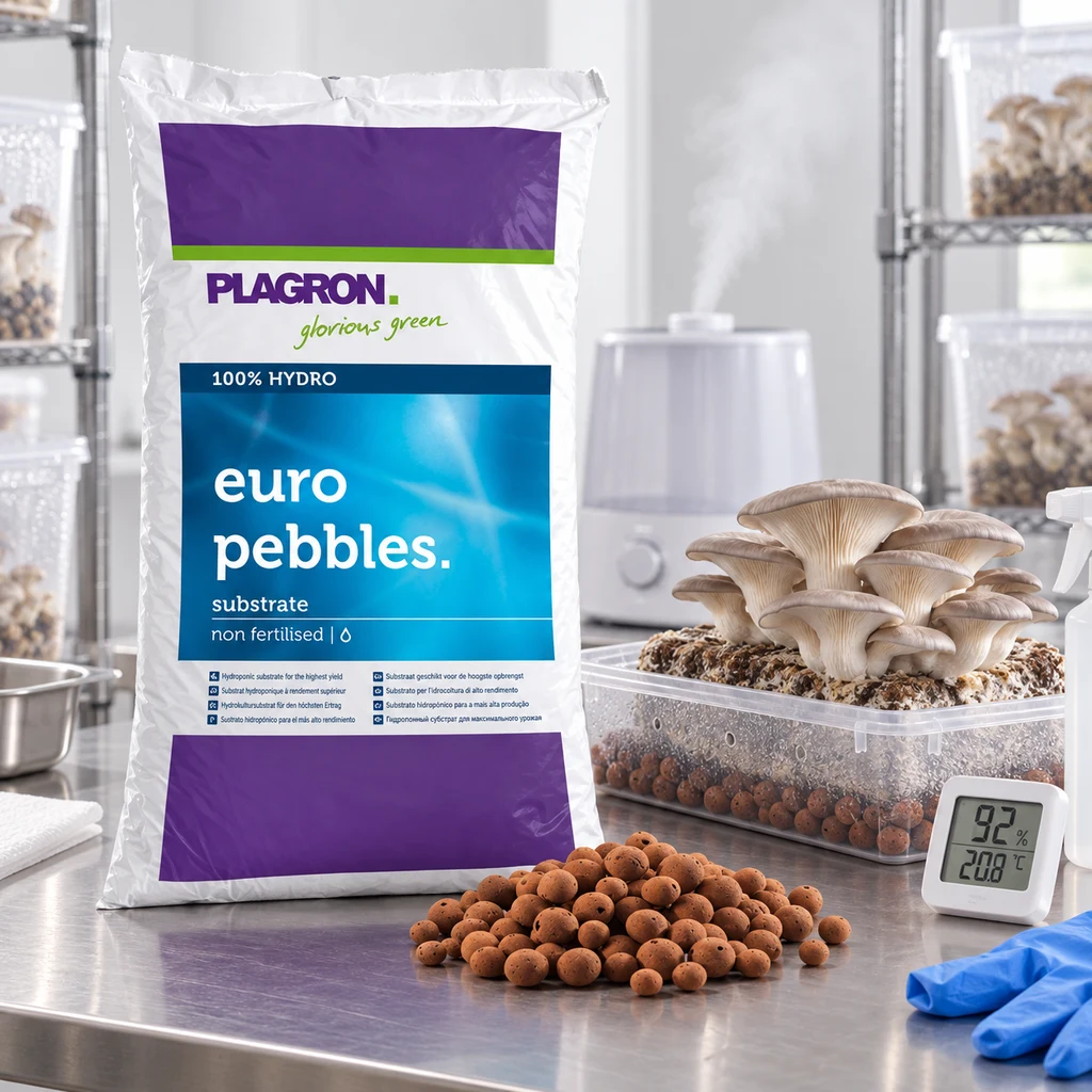 Saco de Euro Pebbles Plagron junto a bolas de arcilla, una bandeja con setas, un humidificador y un medidor digital sobre una mesa.