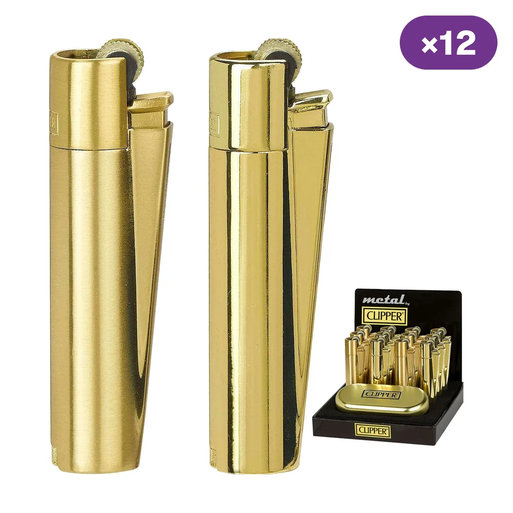 Encendedores Clipper dorados en acabados mate y brillante, con expositor de varias unidades, estuche e indicación de 12 unidades.