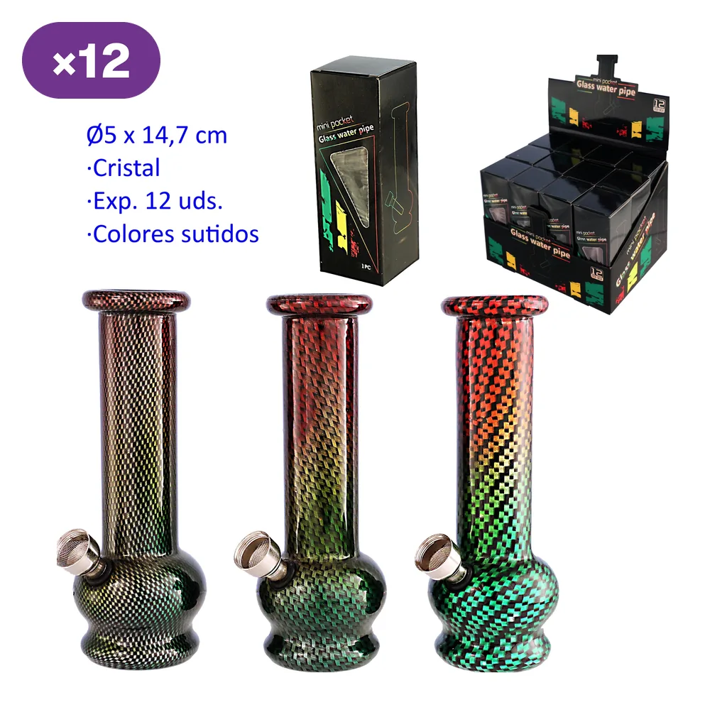 Selección de bongs de cristal con base abombada, cazoleta lateral y estampados cuadriculados multicolor, junto a sus cajas y expositor.