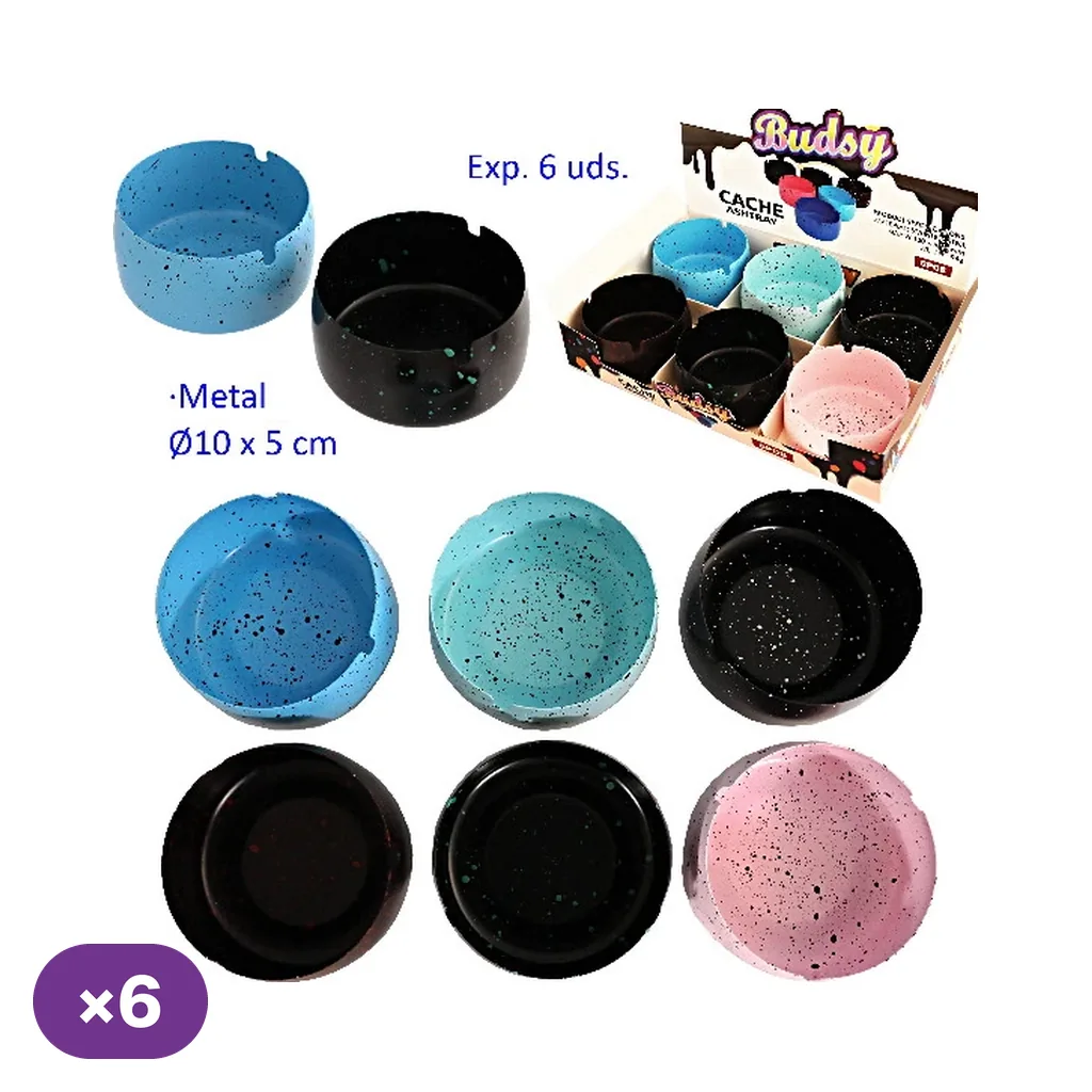 Ceniceros redondos de metal con acabado moteado en azul, turquesa, rosa y negro, mostrados desde arriba y en caja expositora.