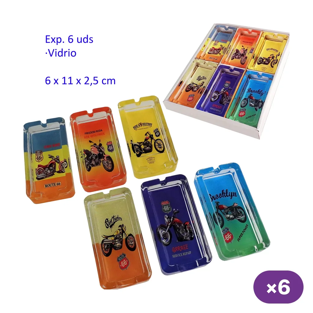 Selección de ceniceros rectangulares de vidrio en varios colores, decorados con motos y motivos Route 66, junto a su expositor.
