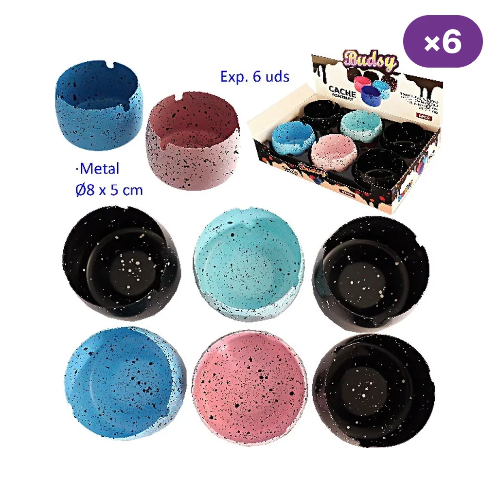 Selección de ceniceros redondos con acabado moteado en azul, rosa, turquesa y negro, junto a una caja expositora.