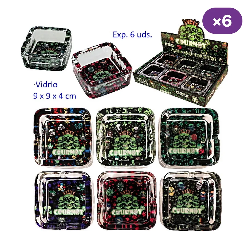 Selección de ceniceros cuadrados de vidrio con calaveras verdes y motivos de cannabis en distintos colores, junto a su expositor.