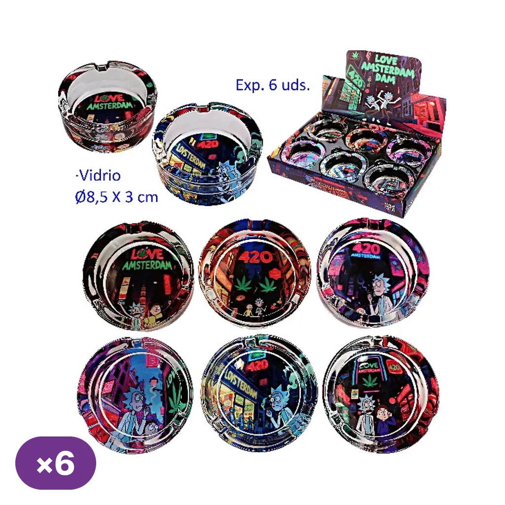 Selección de ceniceros de vidrio con diseños multicolor, textos Love Amsterdam y 420, personajes dibujados y caja expositora.