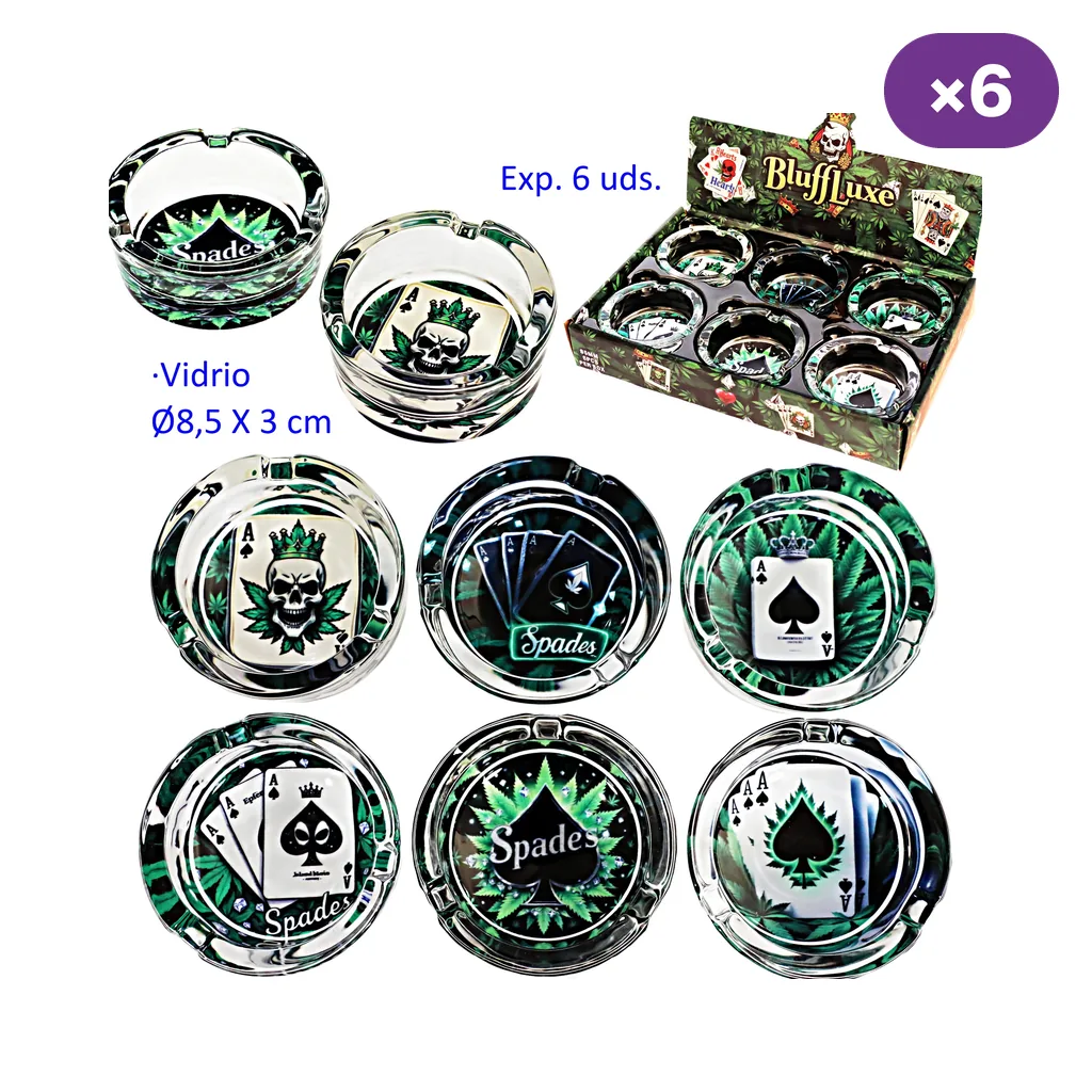 Ceniceros de vidrio Bluff Luxe con distintos diseños de póker, picas, calaveras y hojas verdes, junto a su expositor.