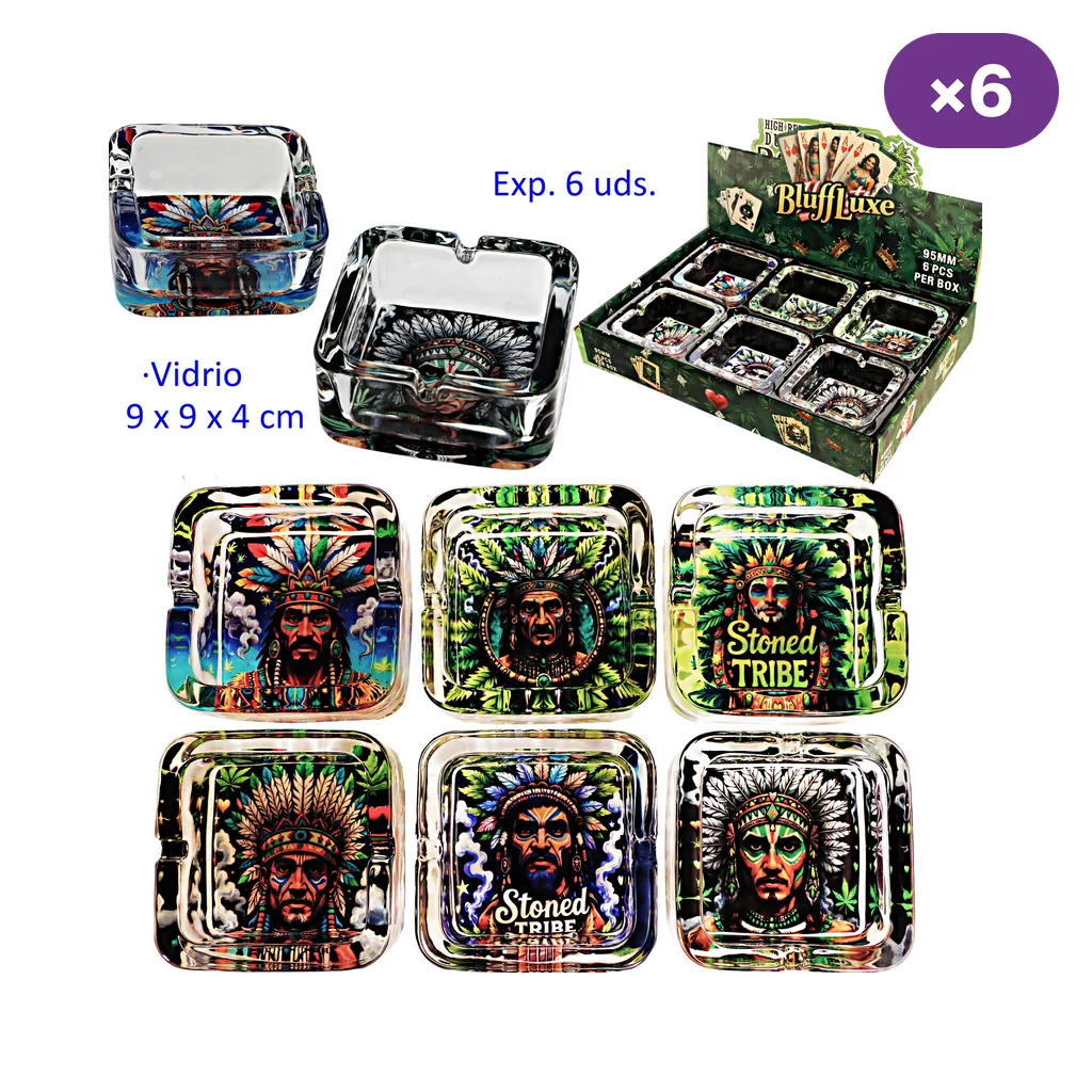 Selección de ceniceros cuadrados de vidrio Stoned Tribe con retratos de personajes con tocados de plumas, mostrados sueltos y en expositor.