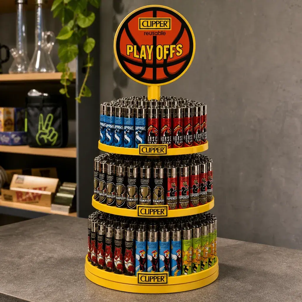 Expositor Clipper PLAY OFFS amarillo con niveles circulares de mecheros de distintos diseños y cartel con forma de balón de baloncesto.