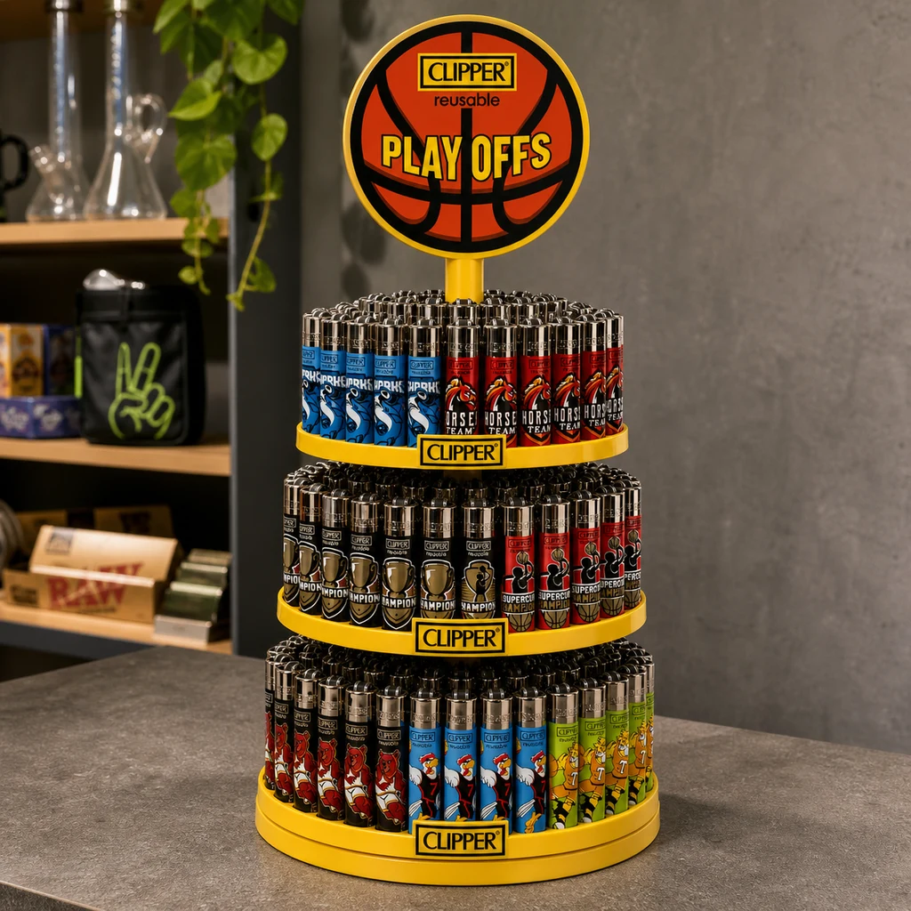 Expositor Clipper PLAY OFFS amarillo con niveles circulares de mecheros de distintos diseños y cartel con forma de balón de baloncesto.