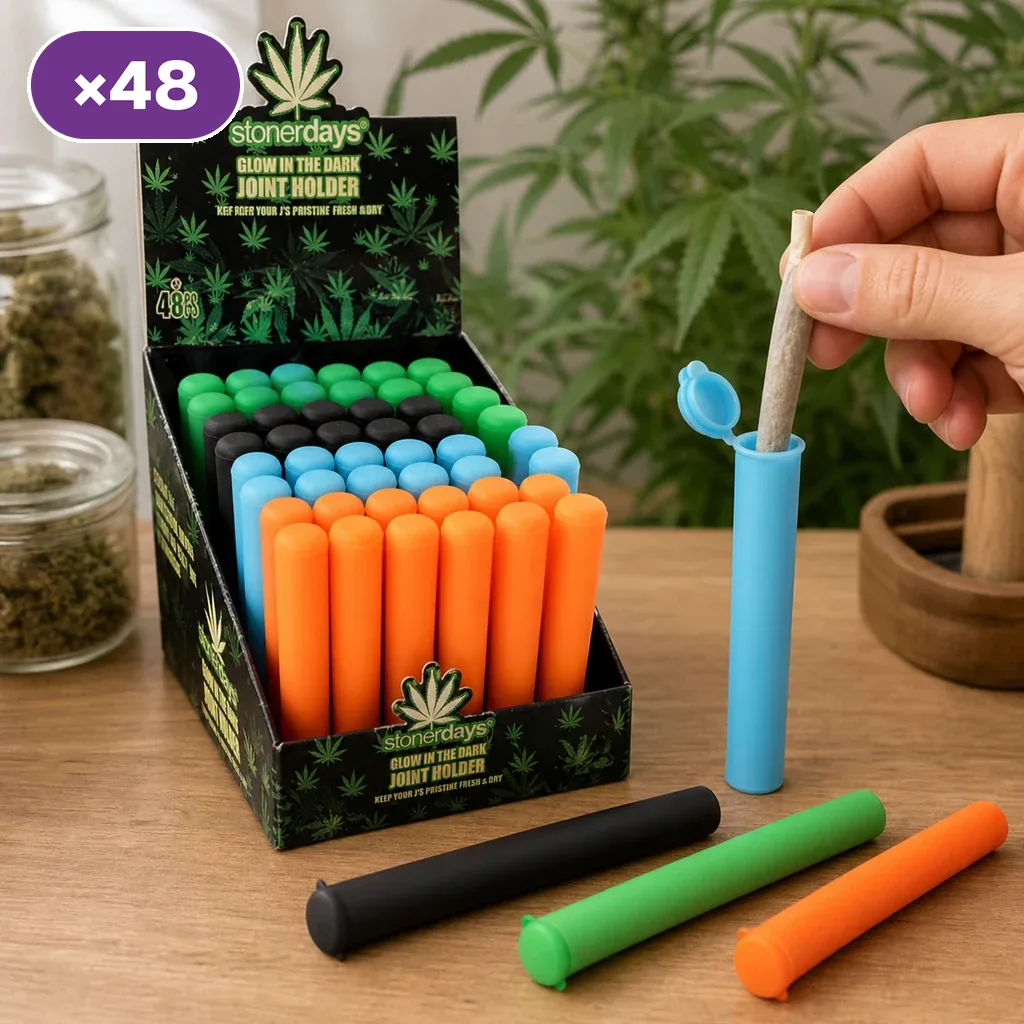 Expositor de tubos guardacigarros de varios colores; una mano introduce un cigarrillo en un tubo azul con la tapa abierta.