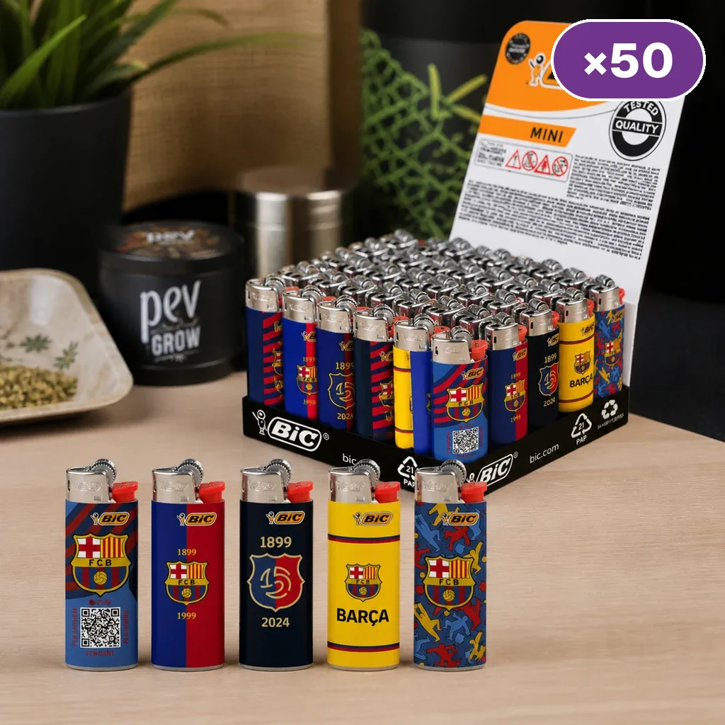 Selección de encendedores BIC Mini del FC Barcelona con distintos diseños, alineados ante una caja expositora sobre una mesa.