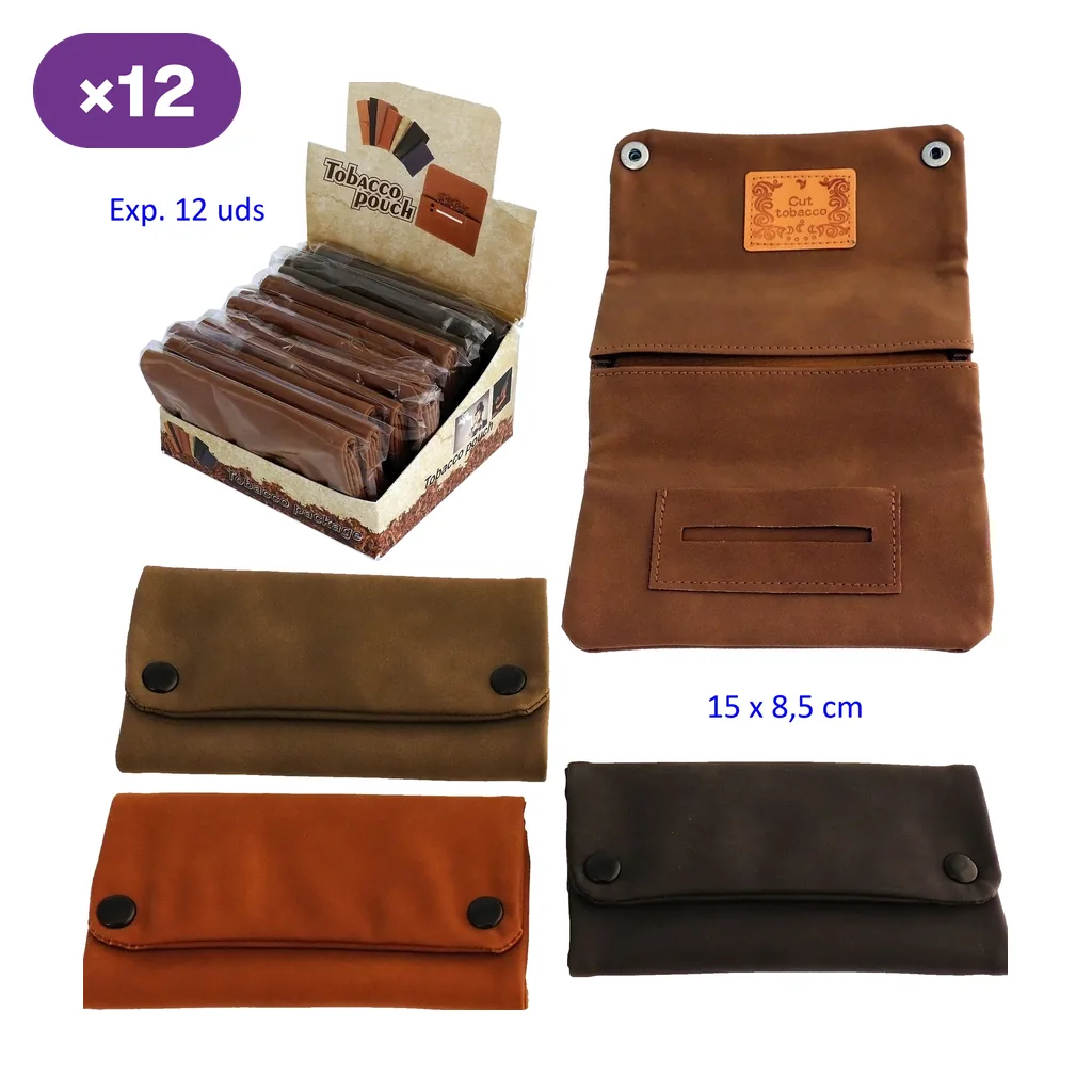 Bolsas para picadura de tabaco en varios tonos marrones, abiertas y cerradas con broches, junto a un expositor; medida indicada de 15 × 8,5 cm.
