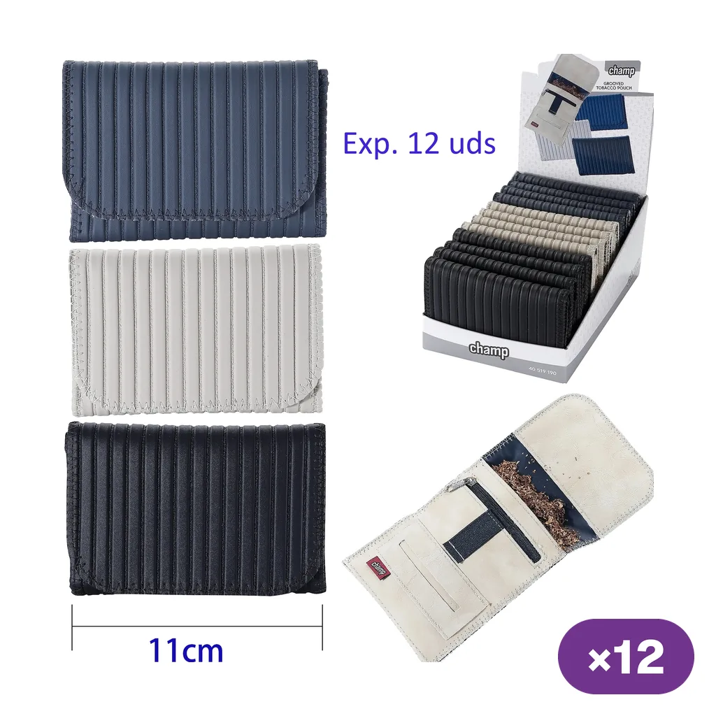 Bolsas para tabaco Champ con relieve acanalado en azul, blanco y negro, junto a un expositor y una vista abierta con tabaco.