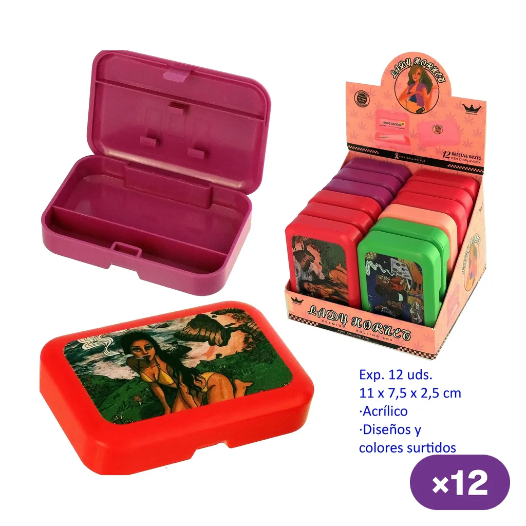 Cajas rectangulares con diseños ilustrados y colores surtidos: una abierta en morado, otra cerrada en rojo y un expositor al fondo.