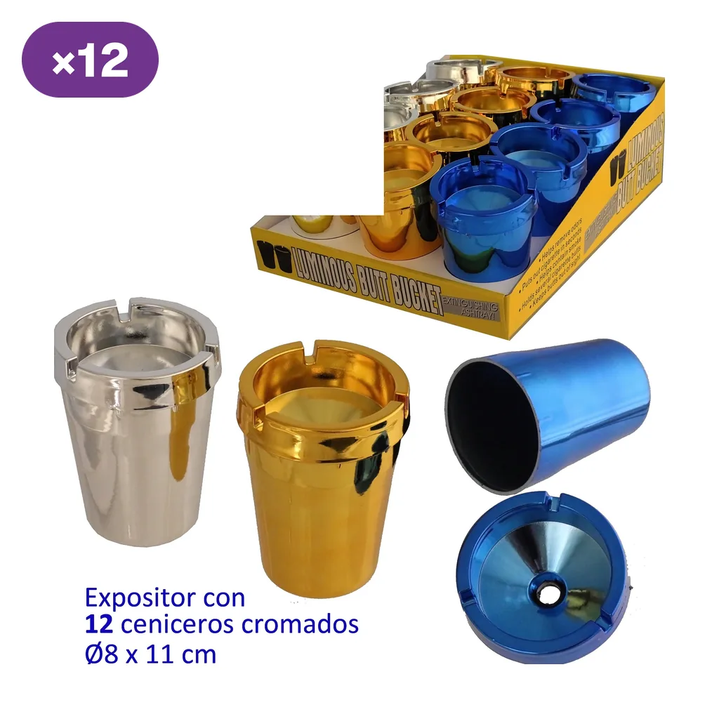Ceniceros para coche en acabados plateado, dorado y azul, con un modelo abierto que muestra la tapa cónica, junto a un expositor.