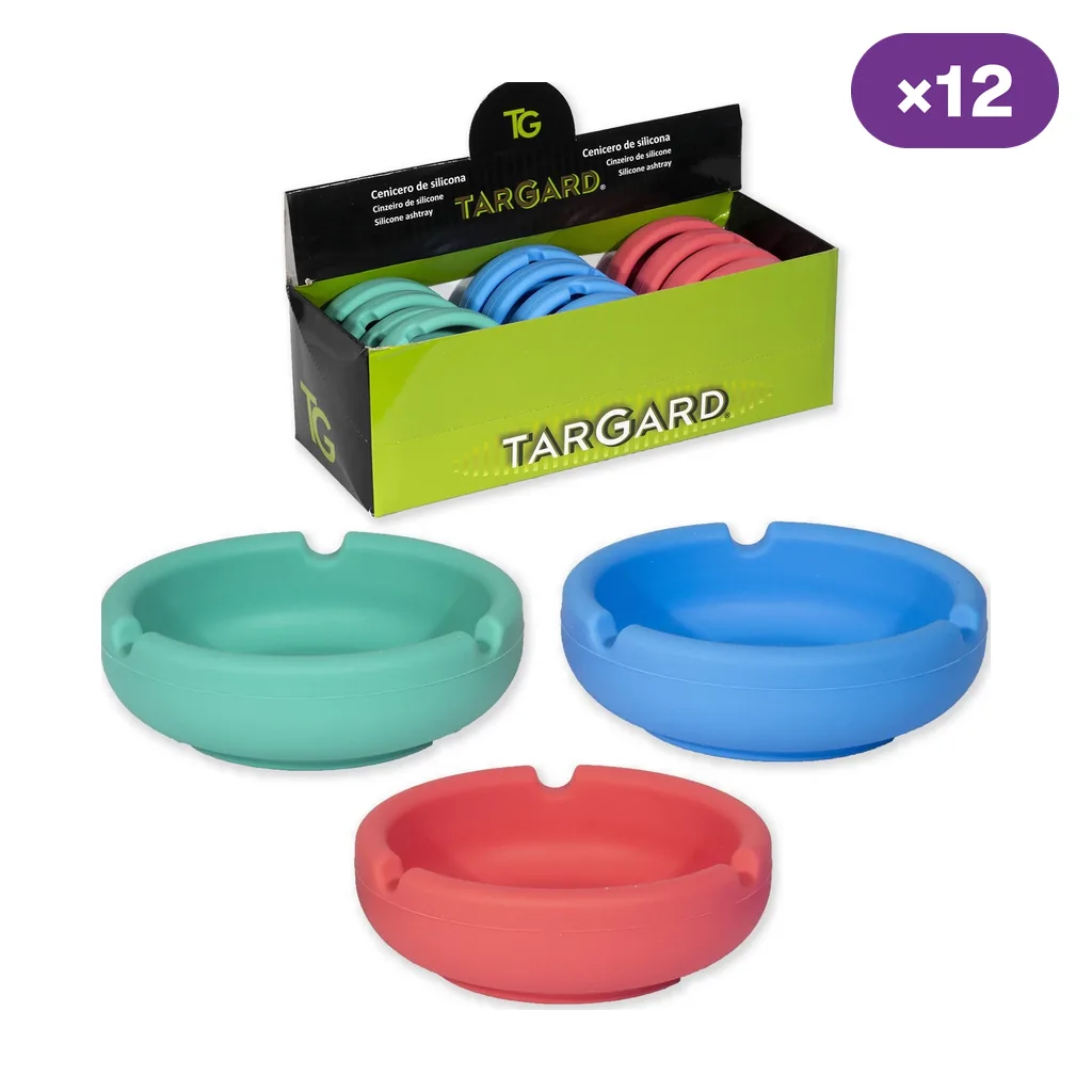 Ceniceros de silicona Targard en verde, azul y rojo, con muescas en el borde y caja expositora al fondo rotulada con 12 unidades.
