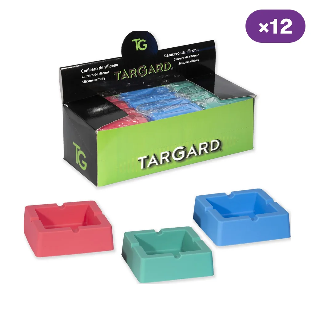 Ceniceros cuadrados de silicona en rojo, verde y azul, con muescas en los bordes, delante de un expositor Targard marcado ×12.