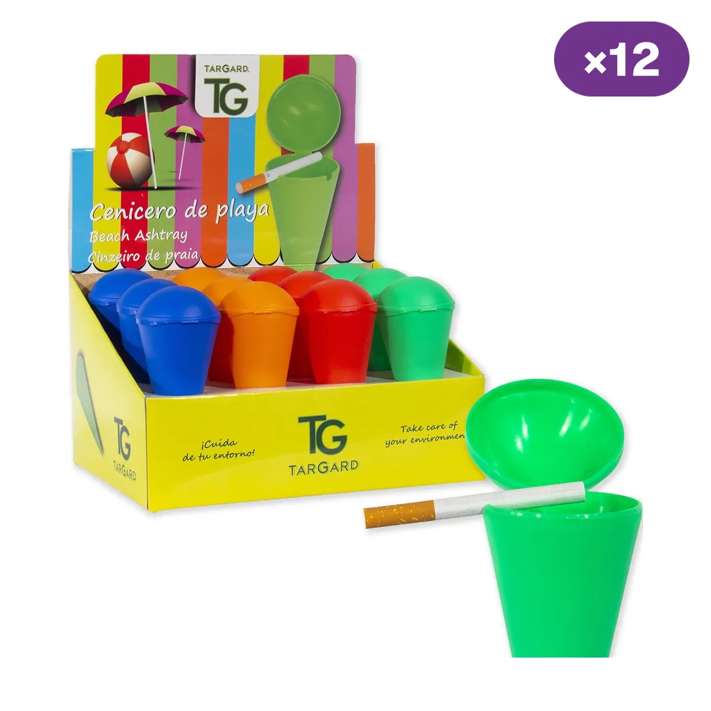 Expositor de ceniceros de playa de varios colores y uno verde abierto en primer plano con un cigarrillo apoyado; distintivo «×12».