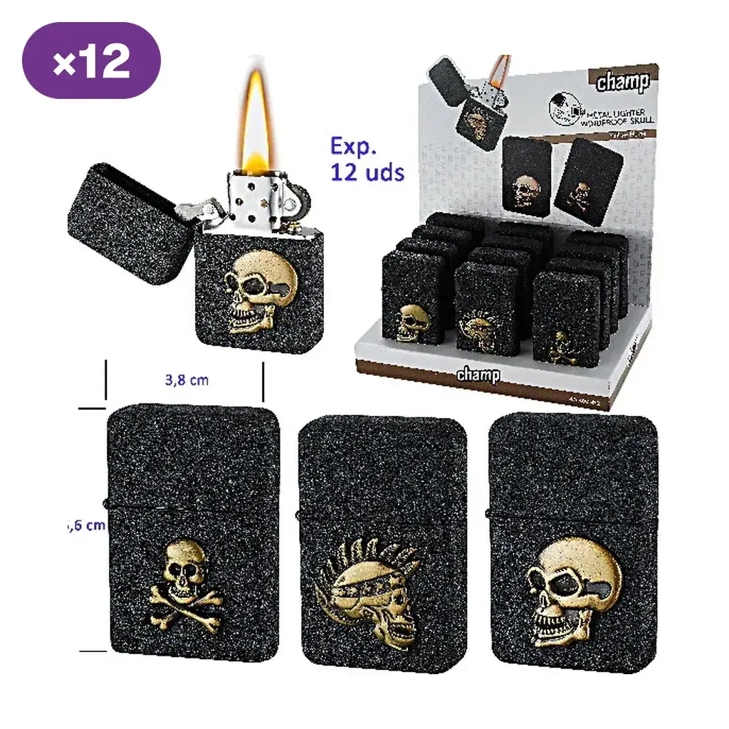Selección de encendedores negros Champ con distintos relieves dorados de calaveras, uno abierto con llama y un expositor rotulado con 12 unidades.