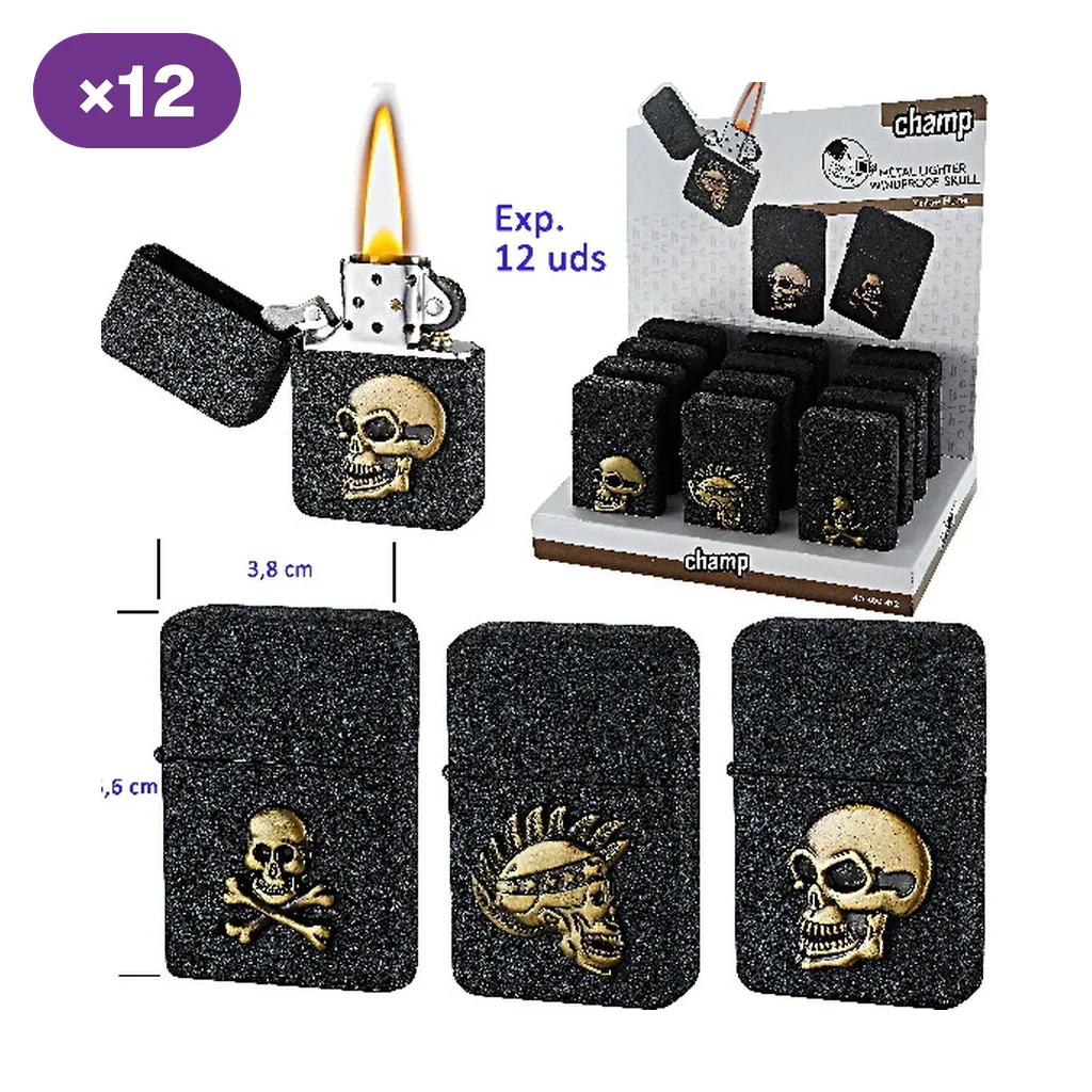 Selección de encendedores negros Champ con distintos relieves dorados de calaveras, uno abierto con llama y un expositor rotulado con 12 unidades.
