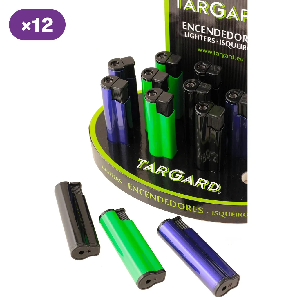 Encendedores turbo negros, verdes y azules en un expositor Targard, con varias unidades tumbadas delante y distintivo de 12 unidades.