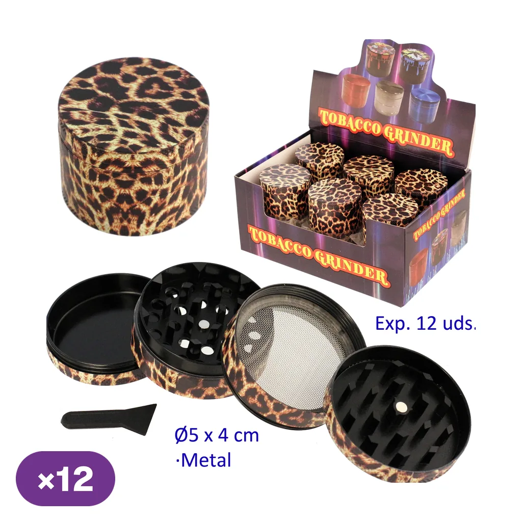 Grinder metálico con estampado de leopardo, mostrado cerrado y desmontado con dientes, tamiz y espátula, junto a un expositor.