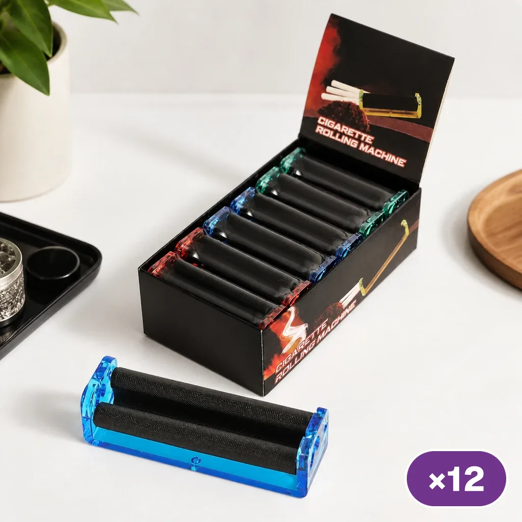 Escena generada de una máquina de liar azul con rodillos negros, delante de un expositor con varias unidades de distintos colores.