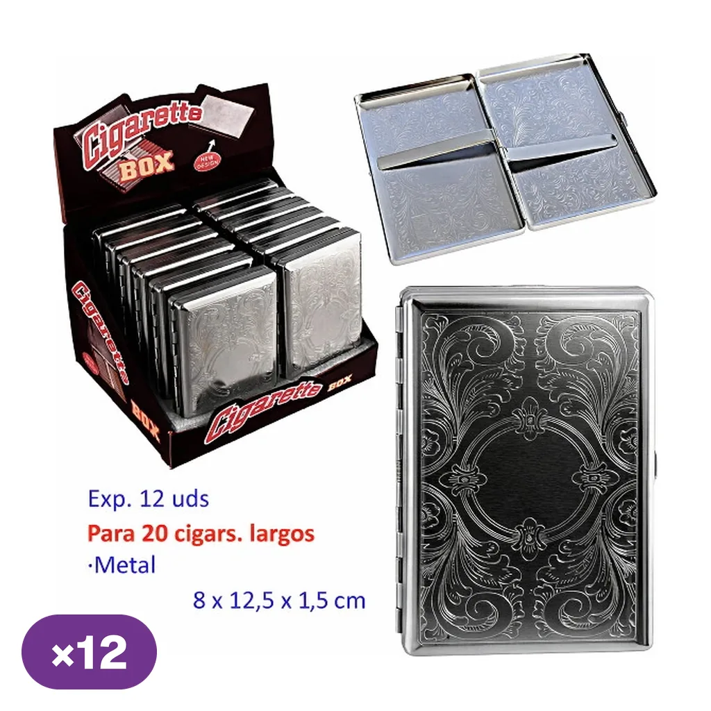 Pitillera de metal con motivos ornamentales labrados, mostrada cerrada, abierta con sujeciones interiores y en un expositor con varias unidades.
