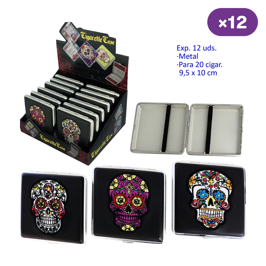 Selección de pitilleras metálicas con calaveras multicolores sobre fondo negro, un interior abierto con cintas y un expositor.