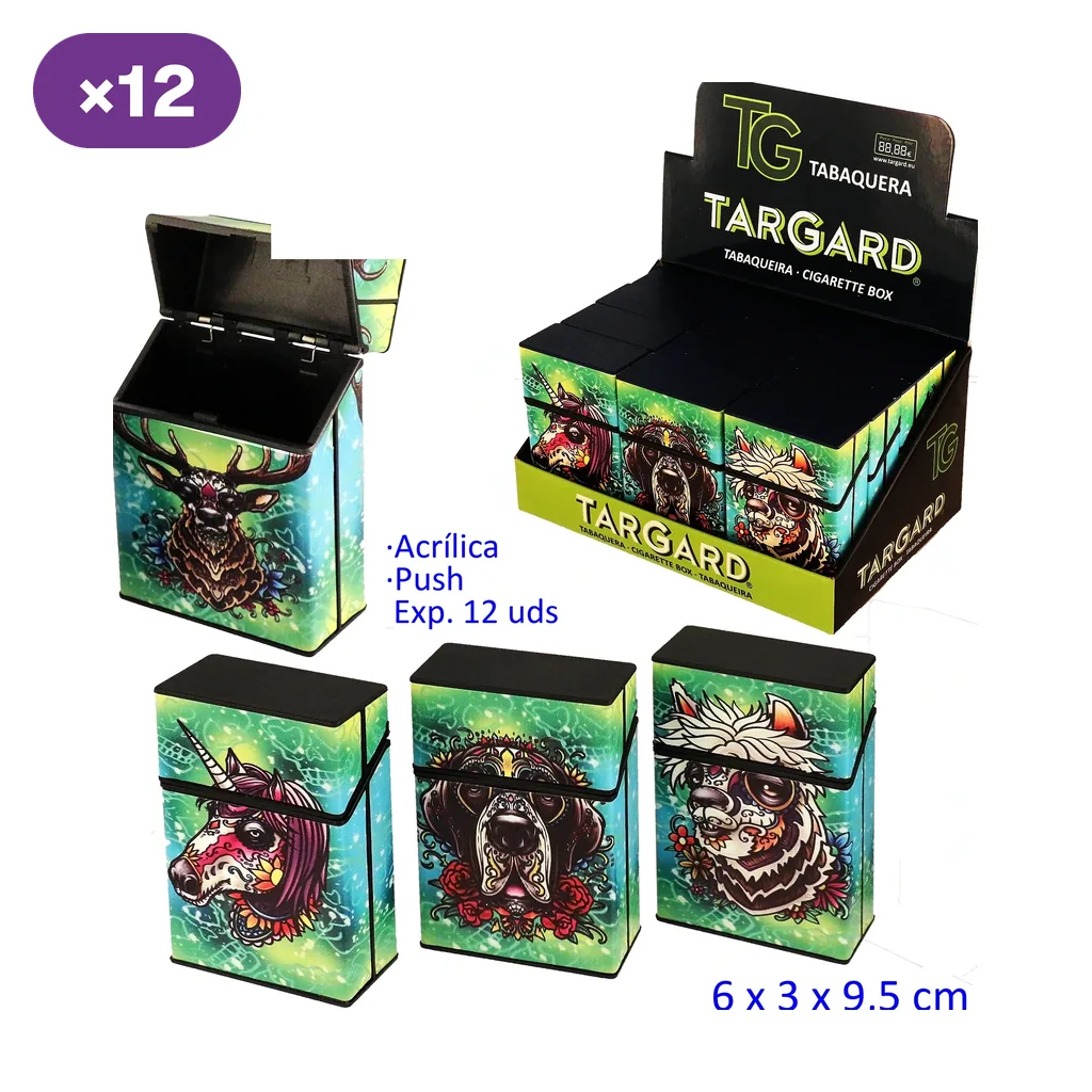 Tabaqueras TG con ilustraciones de ciervo, unicornio, oso y lobo, una abierta y varias cerradas, junto a un expositor marcado con 12 unidades. Tabaqueras TG con ilustraciones de ciervo, unicornio, oso y lobo, una abierta y varias cerradas, junto a un expositor marcado con 12 unidades.