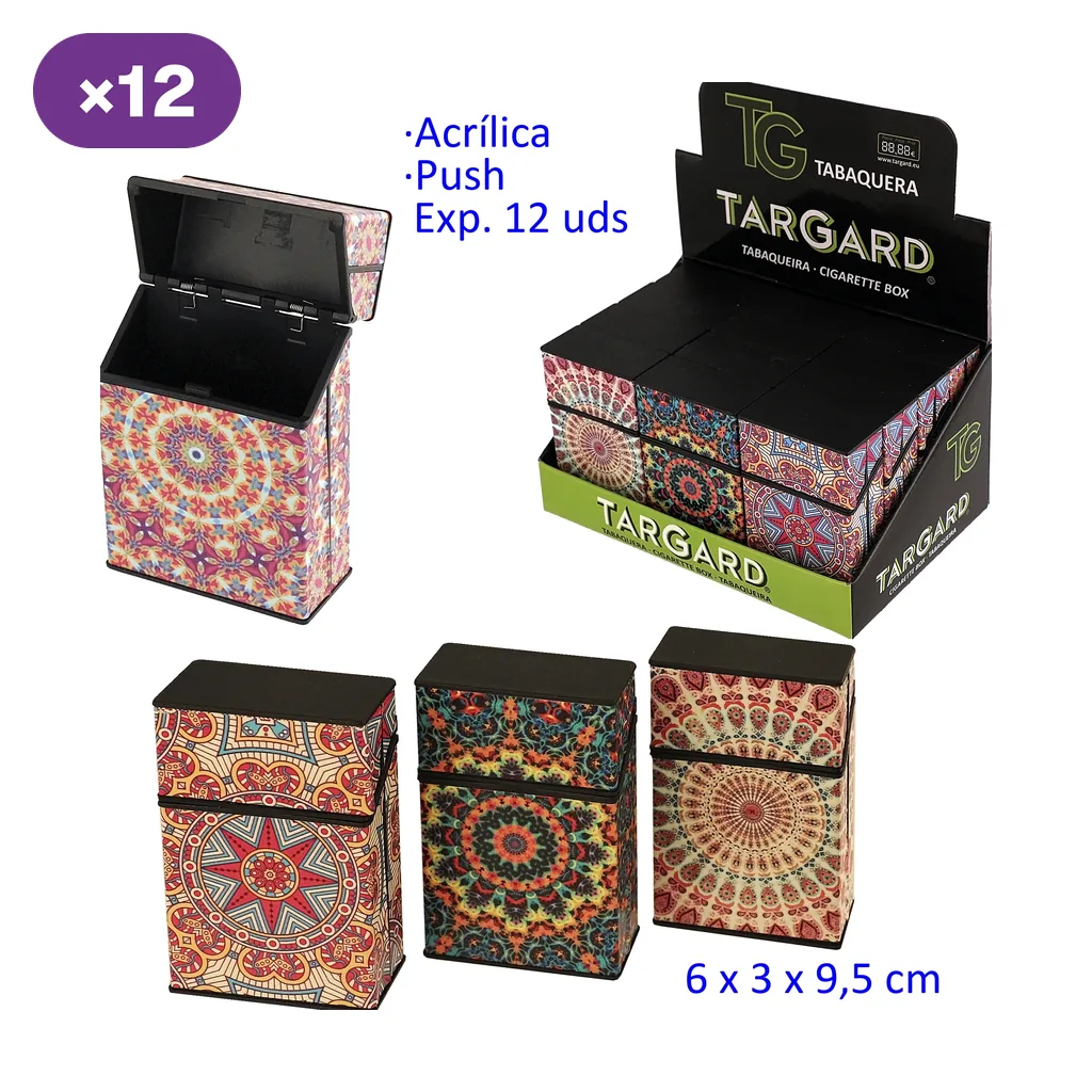 Tabaqueras TG con distintos diseños de mandalas multicolores, una abierta con interior negro y otras junto a su expositor. Tabaqueras TG con distintos diseños de mandalas multicolores, una abierta con interior negro y otras junto a su expositor.