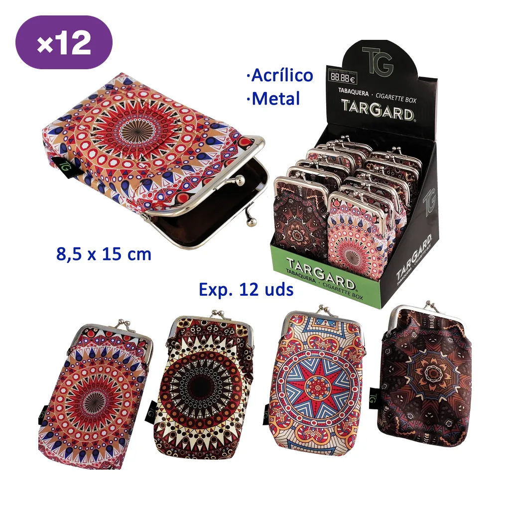 Tabaqueras TG con mandalas multicolores y cierre metálico, mostradas en varios diseños, una abierta y otras en expositor. Tabaqueras TG con mandalas multicolores y cierre metálico, mostradas en varios diseños, una abierta y otras en expositor.