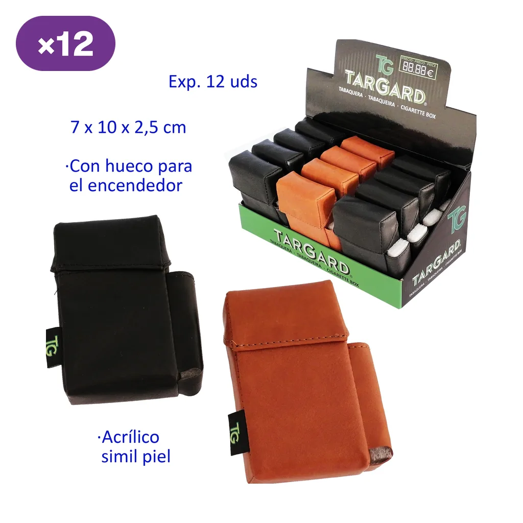 Tabaqueras TG lisas en negro y marrón, con solapa y compartimento lateral para encendedor, junto a un expositor con varias unidades. Tabaqueras TG lisas en negro y marrón, con solapa y compartimento lateral para encendedor, junto a un expositor con varias unidades.