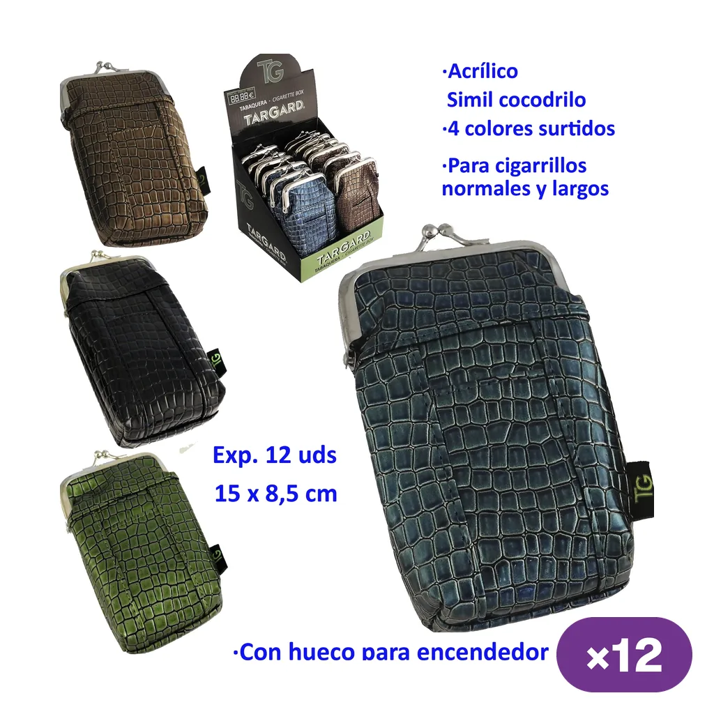 Tabaqueras TG con textura símil cocodrilo en varios colores, cierre metálico y bolsillo frontal, junto a un expositor. Tabaqueras TG con textura símil cocodrilo en varios colores, cierre metálico y bolsillo frontal, junto a un expositor.