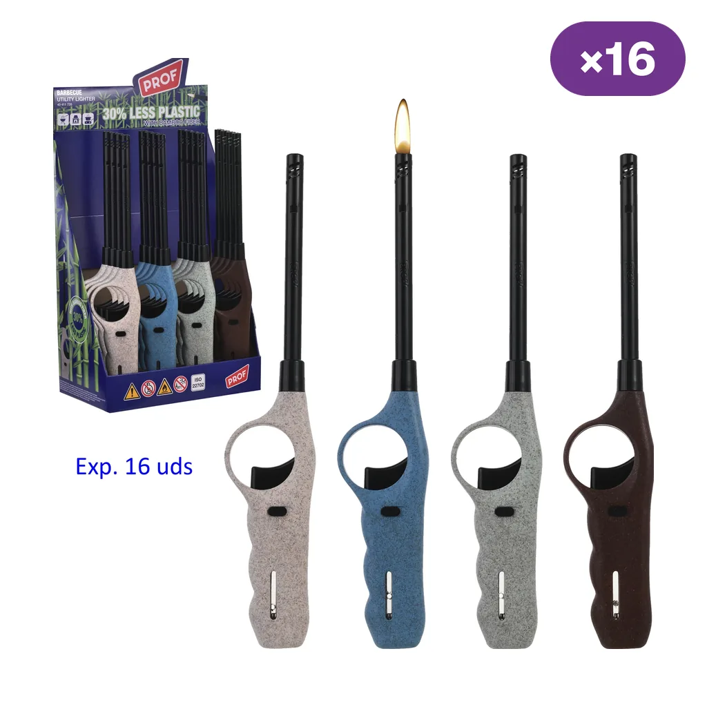 Encendedores largos Prof en tonos beige, azul, gris y marrón, uno con llama, junto a un expositor rotulado con 16 unidades.