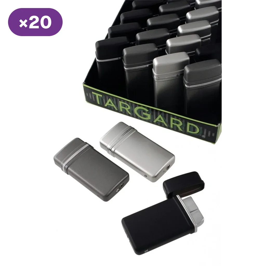 Encendedores rectangulares en acabados negro, gris y plateado, con un modelo abierto y un expositor al fondo rotulado «×20».